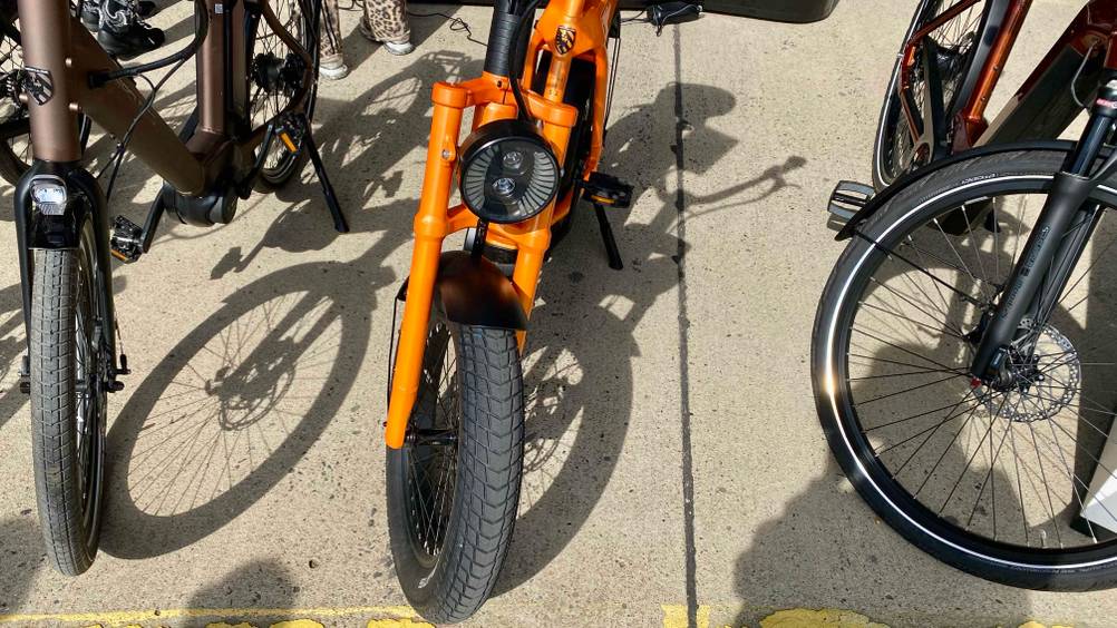 Fatbike getestet: Detailaufnahme des Vorderrades und der Fahradlampe.