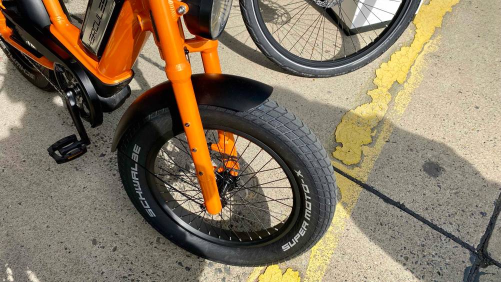 Nahaufnahme des Vorderrades eines Fatbike im Test.