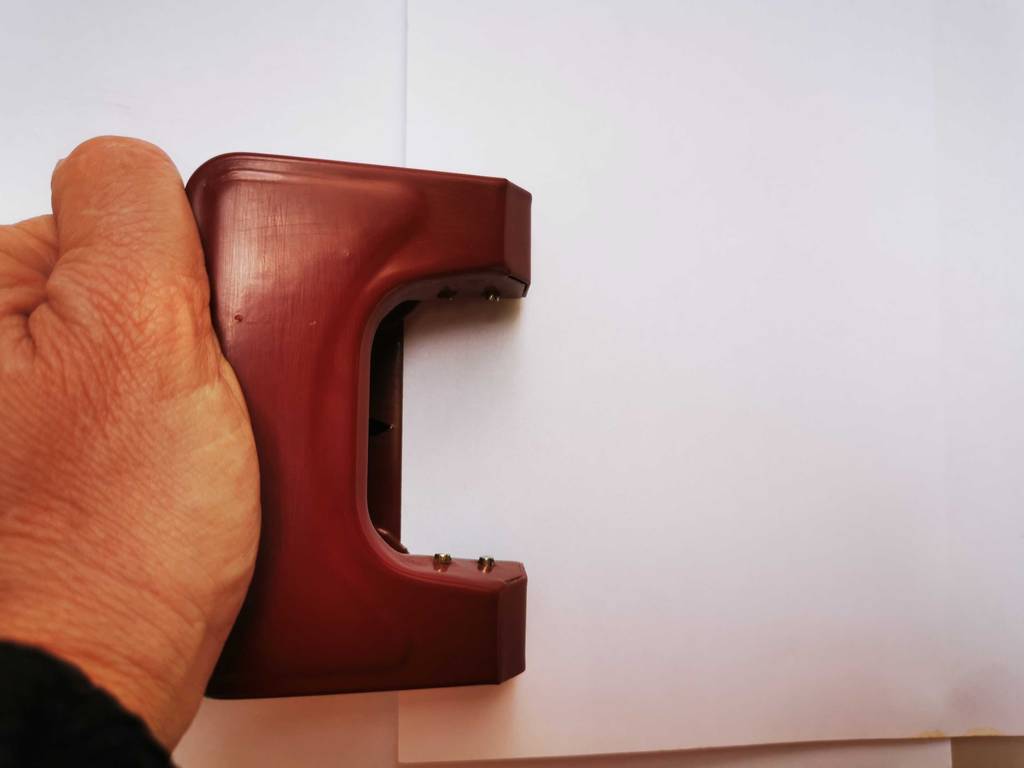 Im Test: Eine Hand drückt auf den Locher mit eingelegtem Papier.