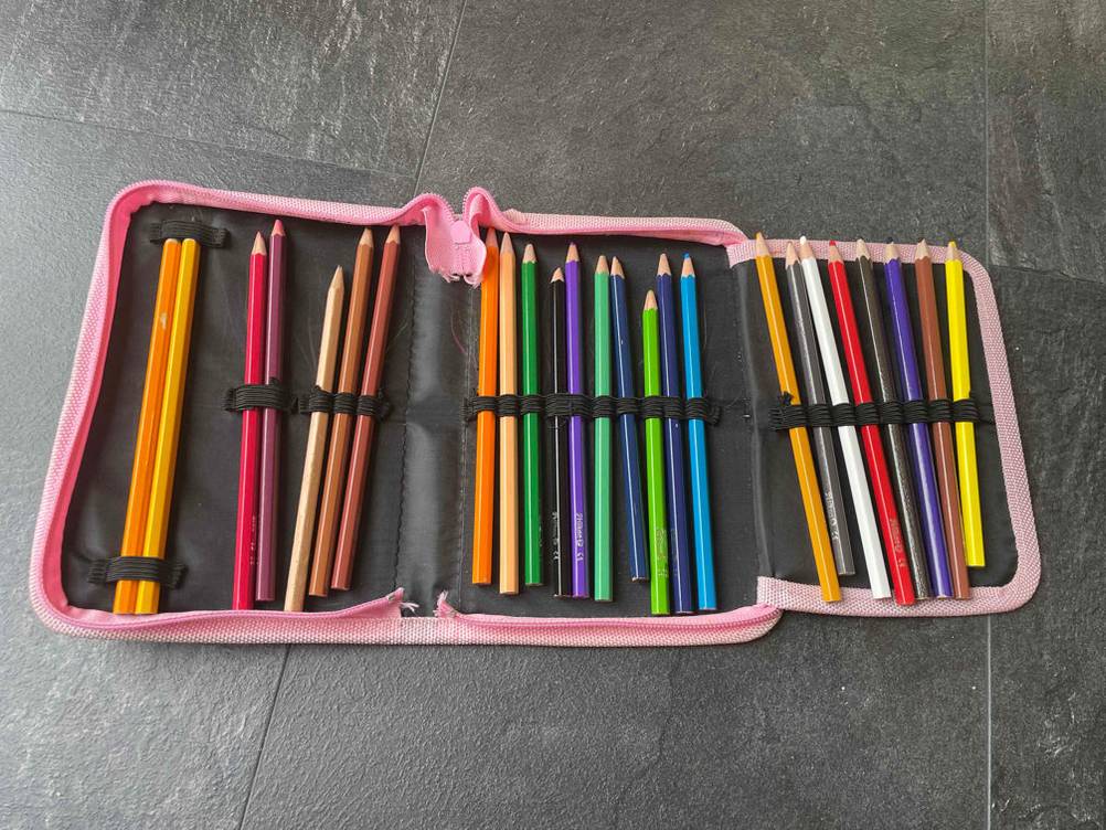 Offene große Federtasche von Herlitz mit einsortierten Buntstiften.