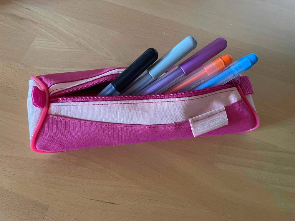 Runde offene Federtasche von Herlitz mit Stiften gefüllt.