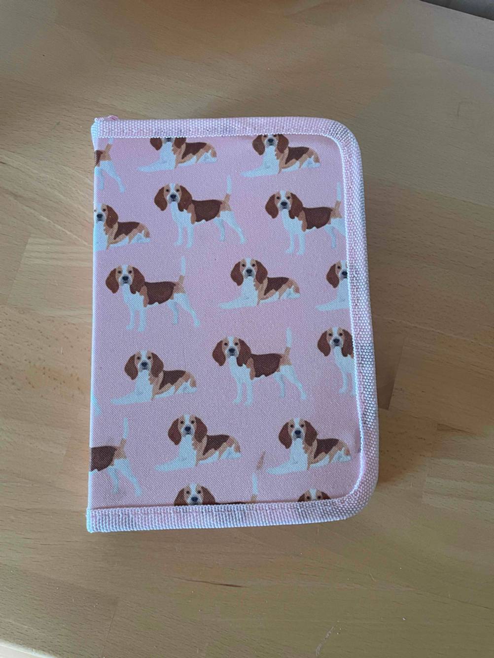 Federmäppchen-Test: Ansicht eines rosa Mäppchens mit vielen Hunden.