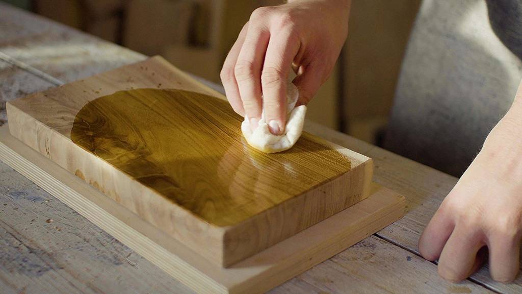 das Öl hebt die Holzmaserung hervor und lässt es wieder glänzen.