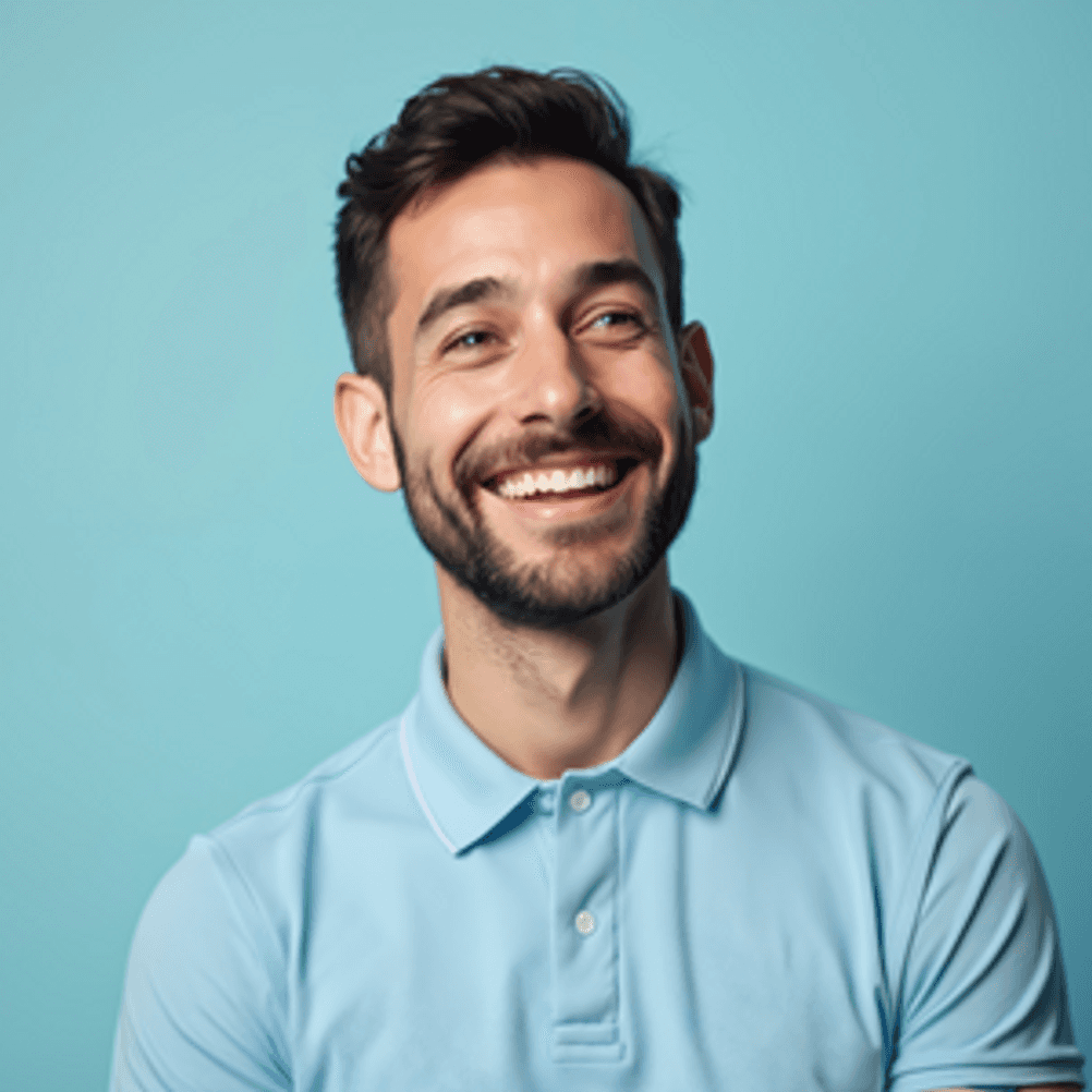 Herren-Poloshirt getestet: Ein Mann trägt ein hellblaues Poloshirt und lächelt.