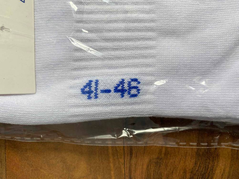 Nahaufnahme der Größenangaben eingewebt in die getesteten Herrensocken.