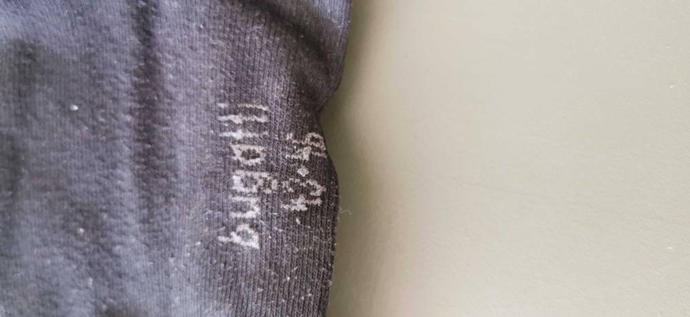 Auf getesteten Herrensocken ist der Name bugatti und die Größe 43-46 eingearbeitet.