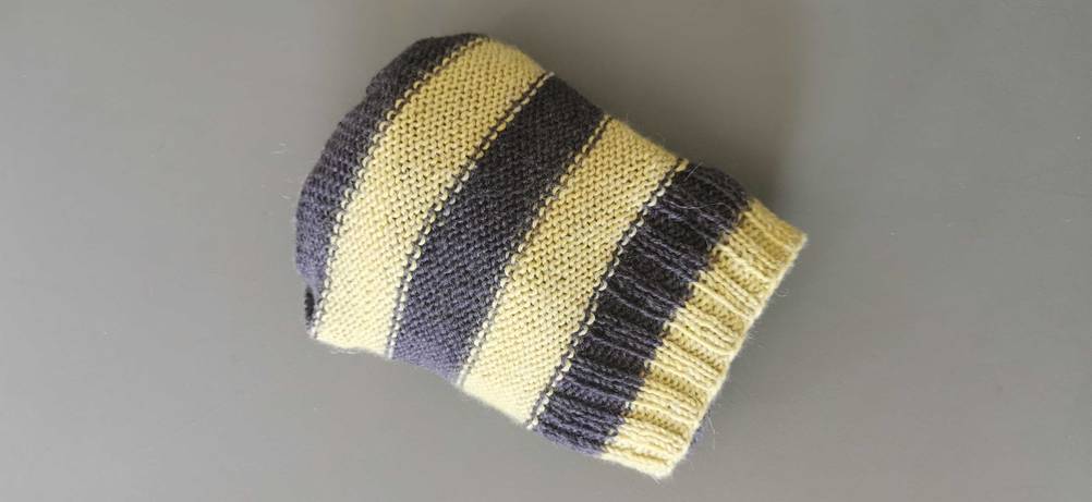 Herrensocken im Test: ineinander gestülptes schwarz-gelb gestreiftes, gestricktes Paar.