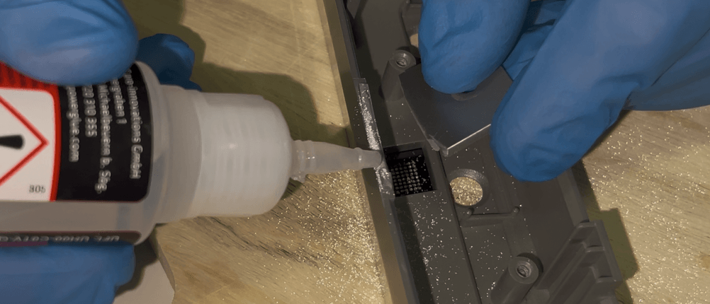 Mit der HG Schweißnaht wird ein abgebrochenes Metallstück geklebt.