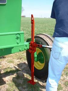 das Hochheben eines Traktors mit einem Hi Lift Jack
