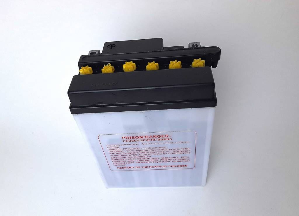 Ansicht von schräg oben auf die Motorrad-Batterie mit 12 V und 14 Ah im Test, die sich vor einem weißen Hintergrund befindet.