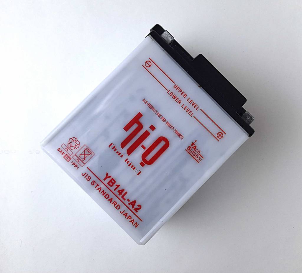 Ansicht der rot beschrifteten weißen Oberfläche von der getesteten Motorrad-Batterie mit 12 V und 14 Ah.