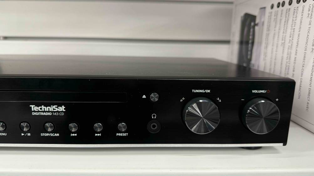 HiFi-Tuner getestest: Nahaufnahme der Bedienelemente auf der rechten Seite.