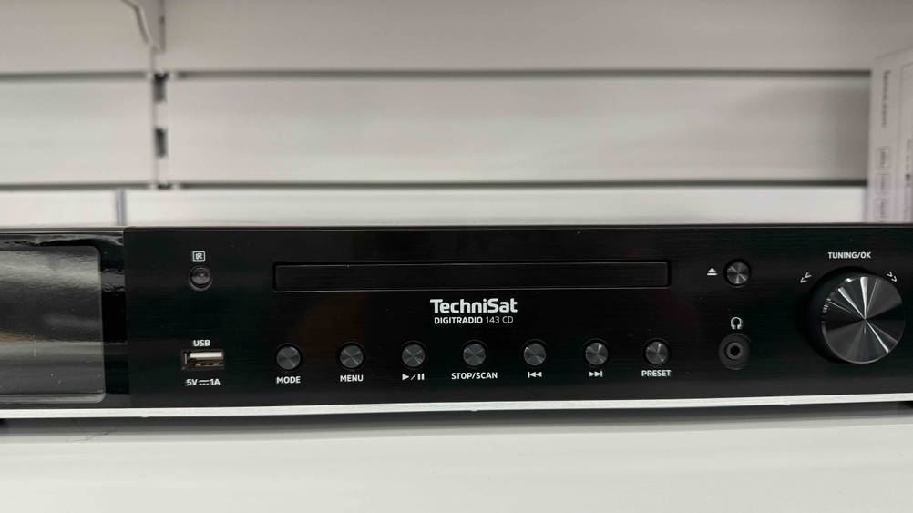 Nahaufnahme der Bedienelemente eines getesteten HiFi-Tuners von vorn.