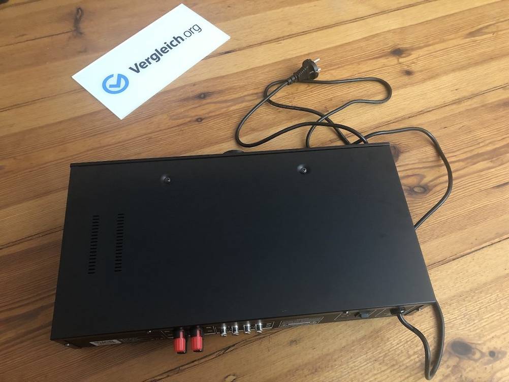 Hifi-Verstärker-Test: Gerät von oben mit Vergleich.org-Aufkleber auf dem Holz liegend.
