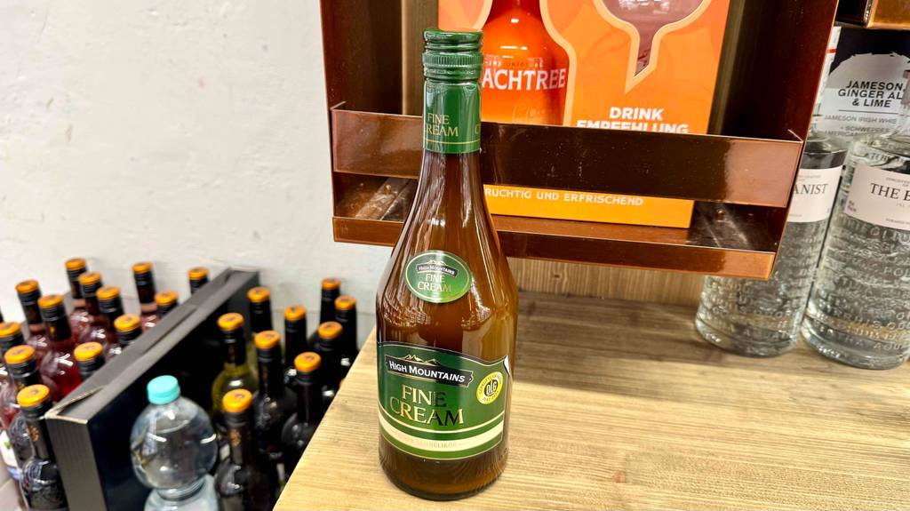 Getestet: Sahnelikör in der braunen Flasche steht auf einem Verkaufsregal neben weteren Getränken.