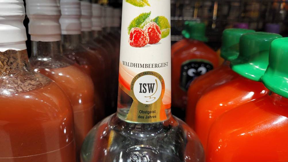 Himbeergeist getestet: Nahaufnahme des Flaschenhalses mit Logo.