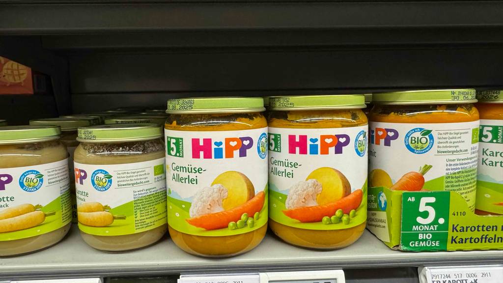 Hipp-Babynahrung im Test: Mehrere Gläser unterschiedlicher Sorten stehen neben- und hintereinander in einem Regal.