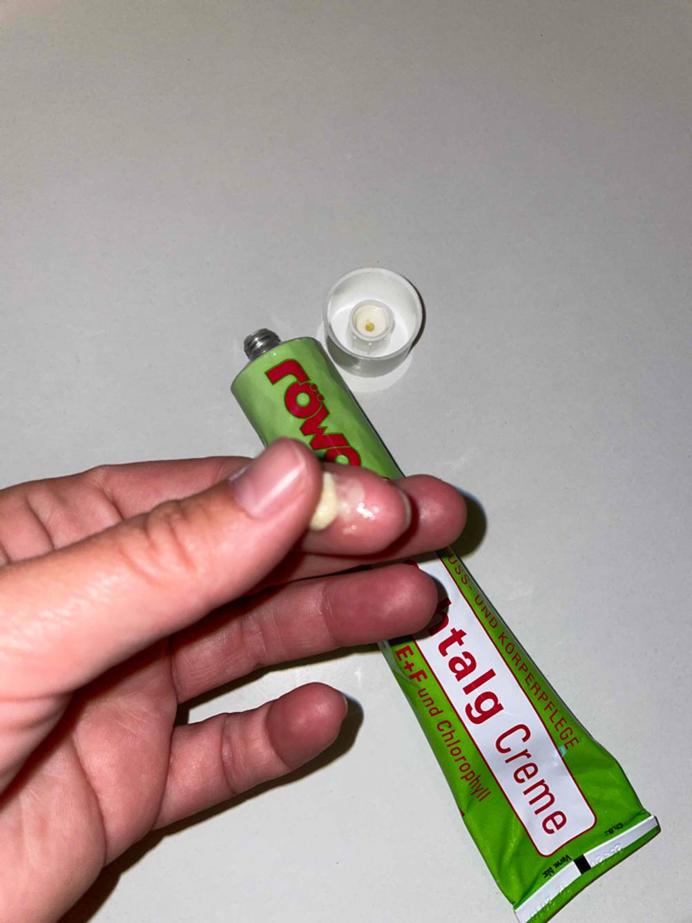 Hirschtalgcreme in einer Hand