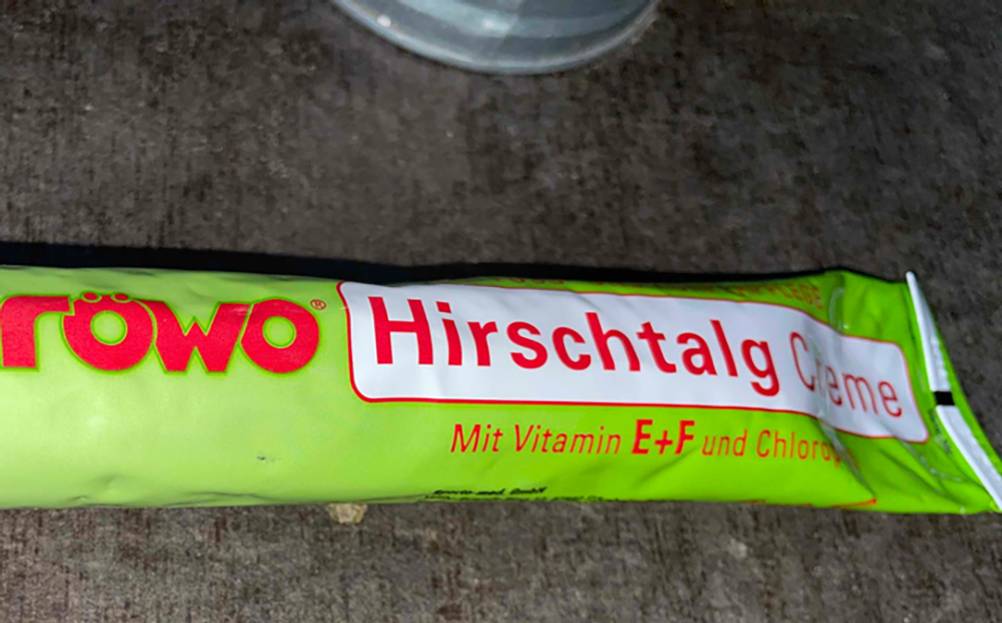 Hirschtalgcreme im Test: Nahaufnahme der Artikelbezeichnung auf der Tube.