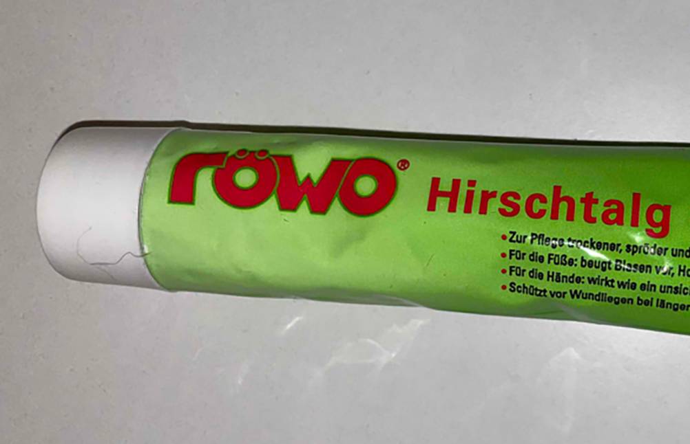 Hirschtalgcreme getestet: Nahaufnahme des Logos auf der Tube.