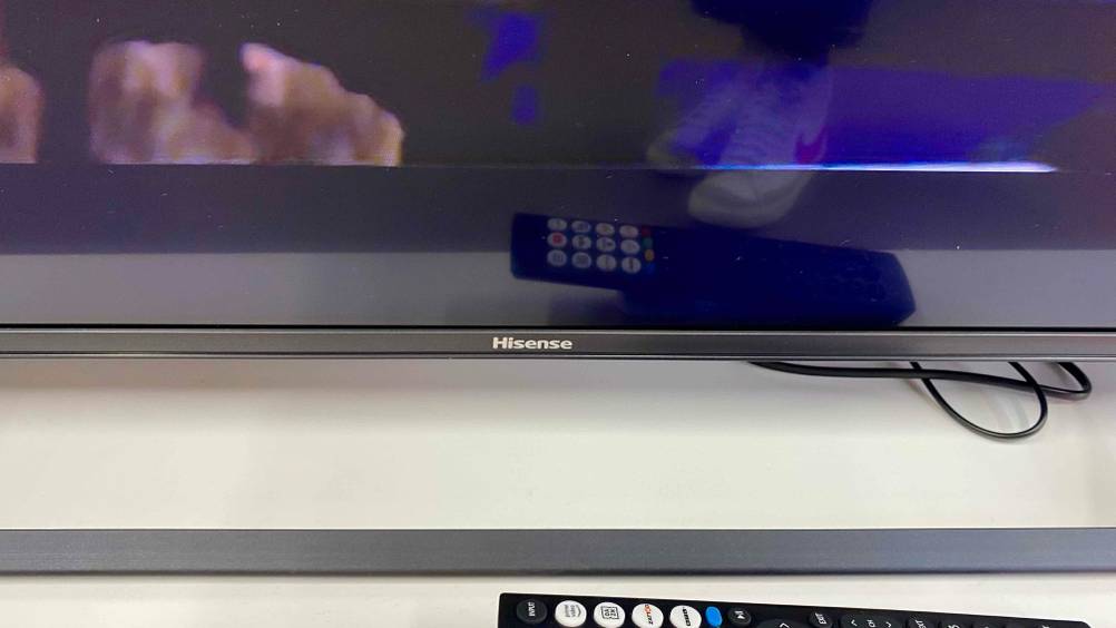 Nahaufnahme des Logos auf dem Rahmen eines 43-Zoll-Fernsehers.