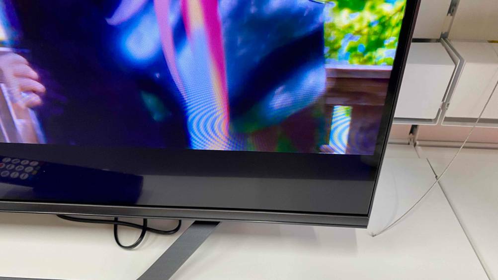 Nahaufnahme der rechten unteren Ecke eines 43-Zoll-Fernsehers.