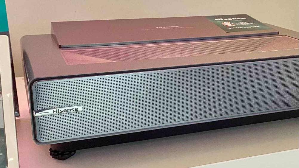 Nahaufnahme des Logos auf der Vorderseite eines getesteten 4K-Beamers.