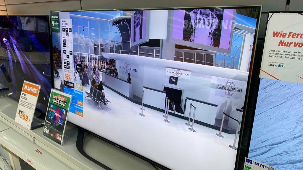 Getesteter Hisense-TV in 55 Zoll steht auf hellem Untergrund.