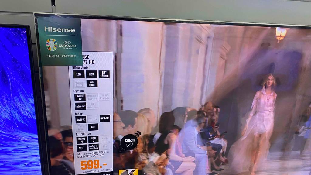 Hisense-TV in 55 Zoll im Test: Auf Fernseher ist ein Aufkleber befestigt.