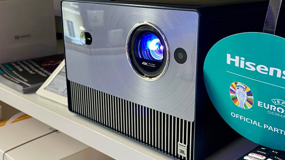 WLAN-Beamer getestet: Nahaufnahme der Vorderseite des Gerätes mit Linse.