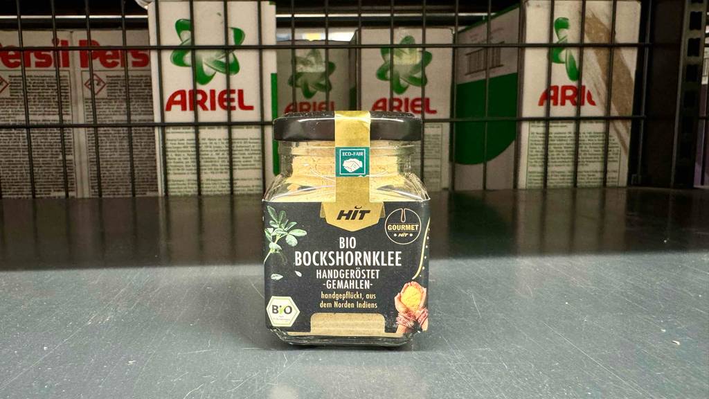 Im Test: Bockshornklee in Bio-Ausführung befindet sich in einer Glasdose auf einem Verkaufsregal.