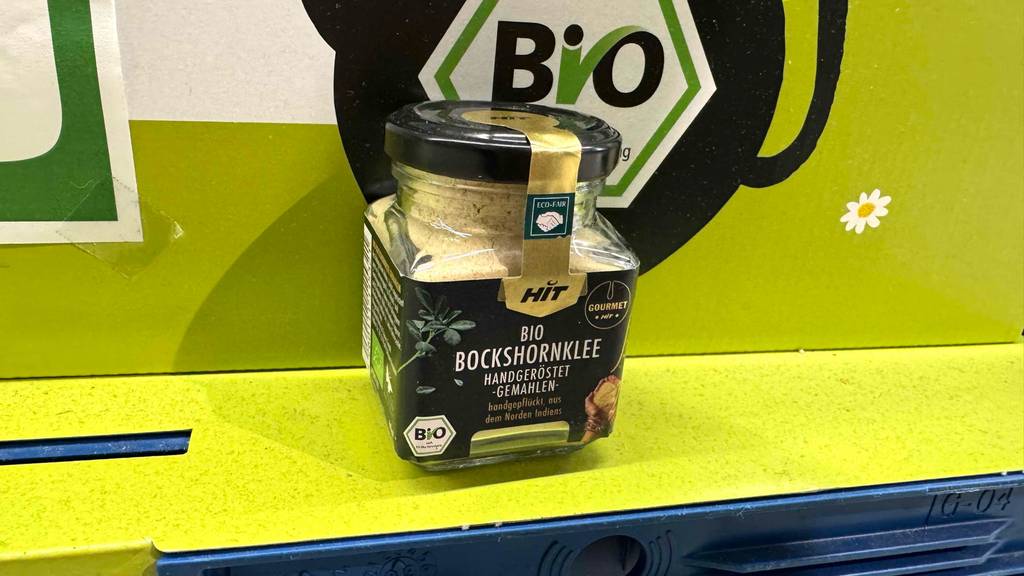 Getestet: Bockshornklee in Bio-Ausführung befindet sich in einer Glasdose mit Schraubverschluss im Geschäft.