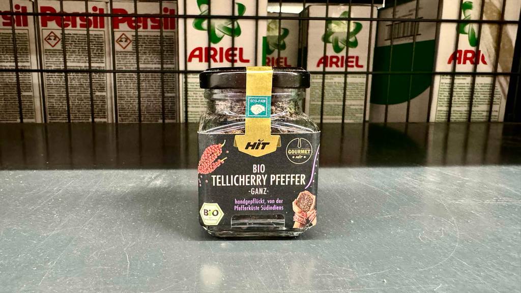 Getestet: Tellicherry-Pfeffer, ganz, in der Dose steht vor Waschmittelpackungen auf einem Regal.