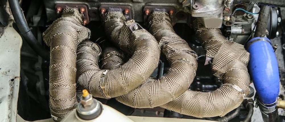 Nahaufnahme eines getesteten Hitzeschutzbands im Motor eines Sportwagen.