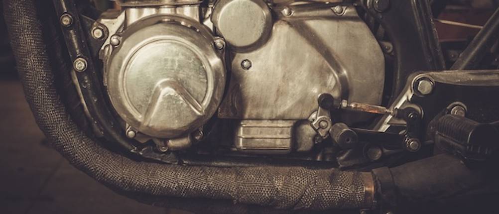 Getestetes Hitzeschutzband an einem Motorrad in Nahaufnahme.