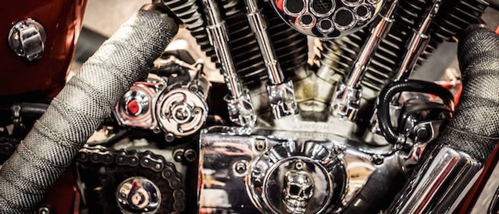 Hitzeschutzband im Test: Nahaufnahme eines Motorrad-Motors mit Hitzeschutzband am Krümmer.