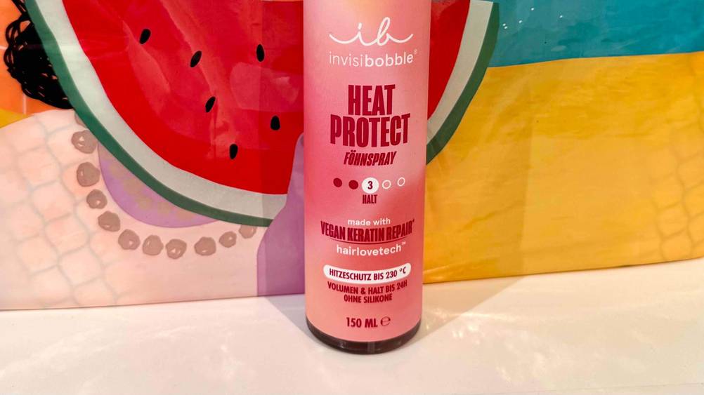 Hitzeschutzspray ohne Silikone im Test: Nahaufnahme der Informationen auf der Vorderseite der Verpackung.
