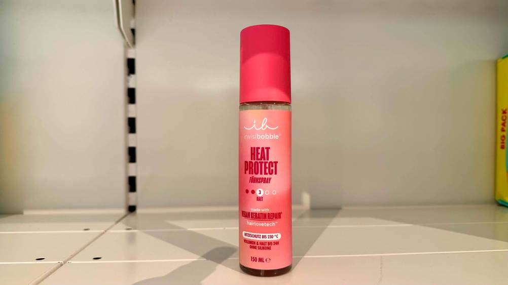 Hitzeschutzspray ohne Silikone getestet: Eine Flasche in einem weißen Regal.