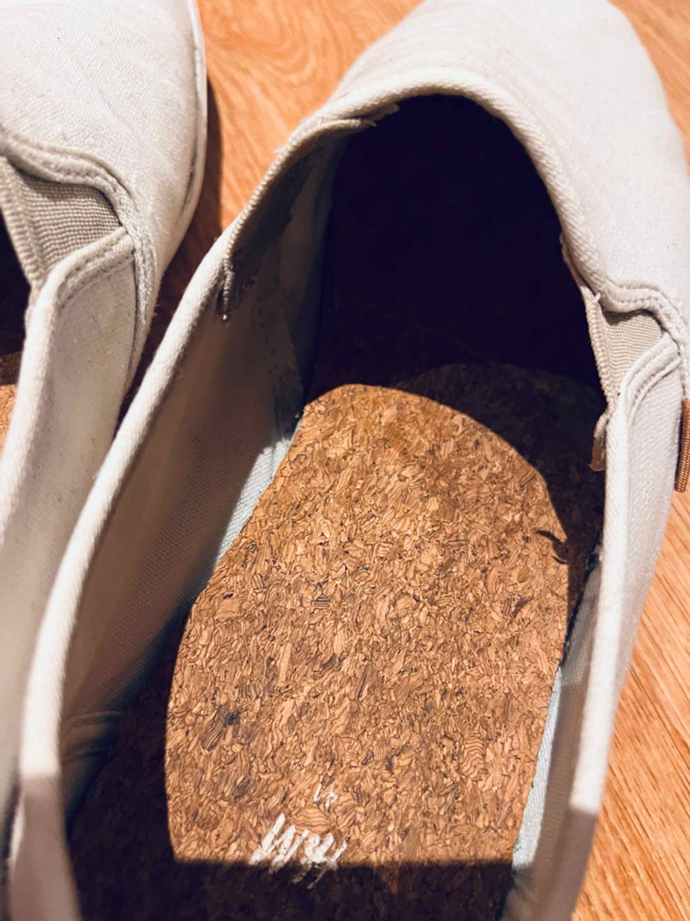Espadrilles für Herren im Test: Nahansicht des Innenbetts eines Schuhs.