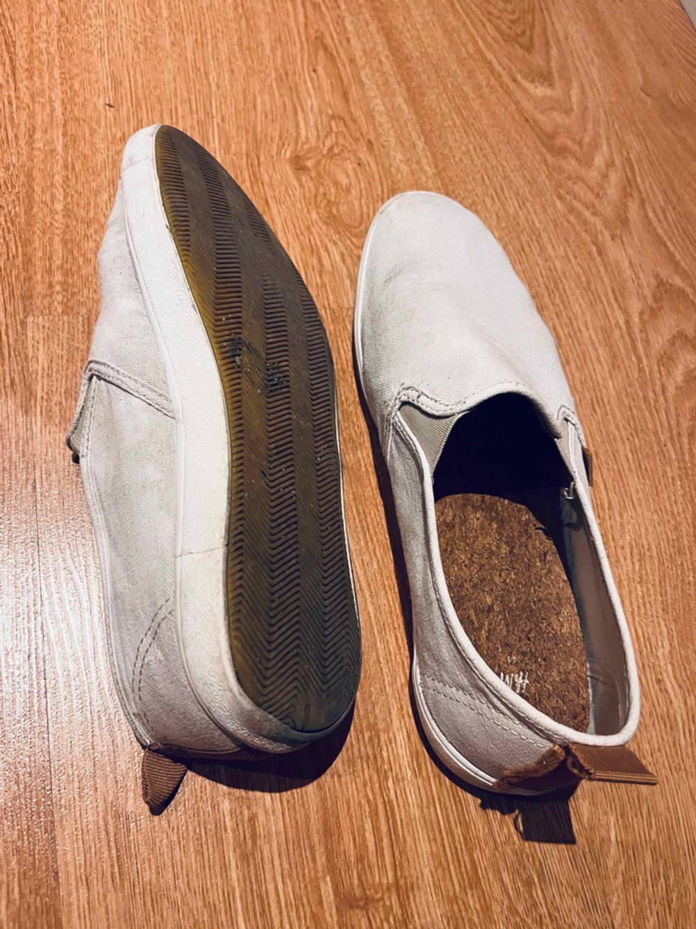 Espadrilles Herren getestet: Ein Schuh liegt mit der Sohle nach oben neben dem zweiten.