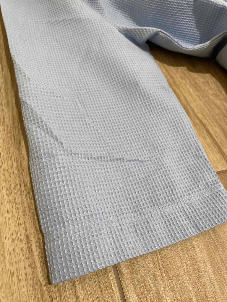 Im Test: Nahaufnahme der Abschlusskante des Ärmels eines Unisex-Bademantels.