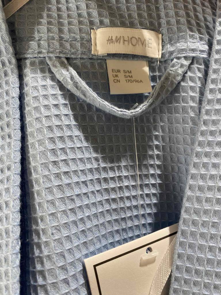 Unisex-Bademantel getestet: Nahaufnahme des Labels mit Logo.