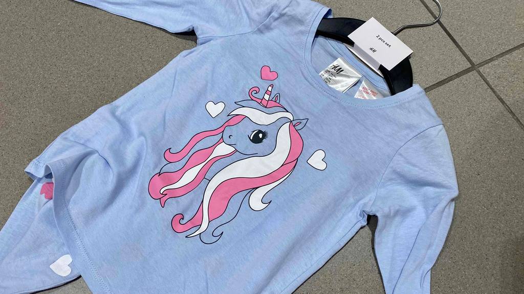 Im Test: Detailansicht Oberteil eines Pyjamas für Kinder von H&M mit Einhornmotiv.