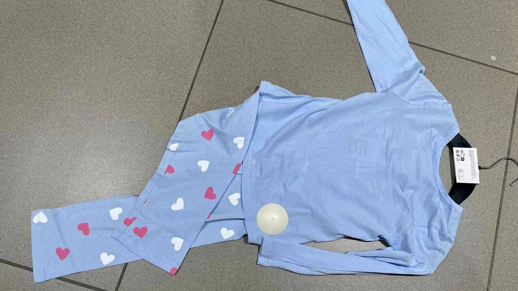 Im Test: Rückseite eines fliederfarbenen Pyjamas für Kinder mit Herzen auf der Hose.