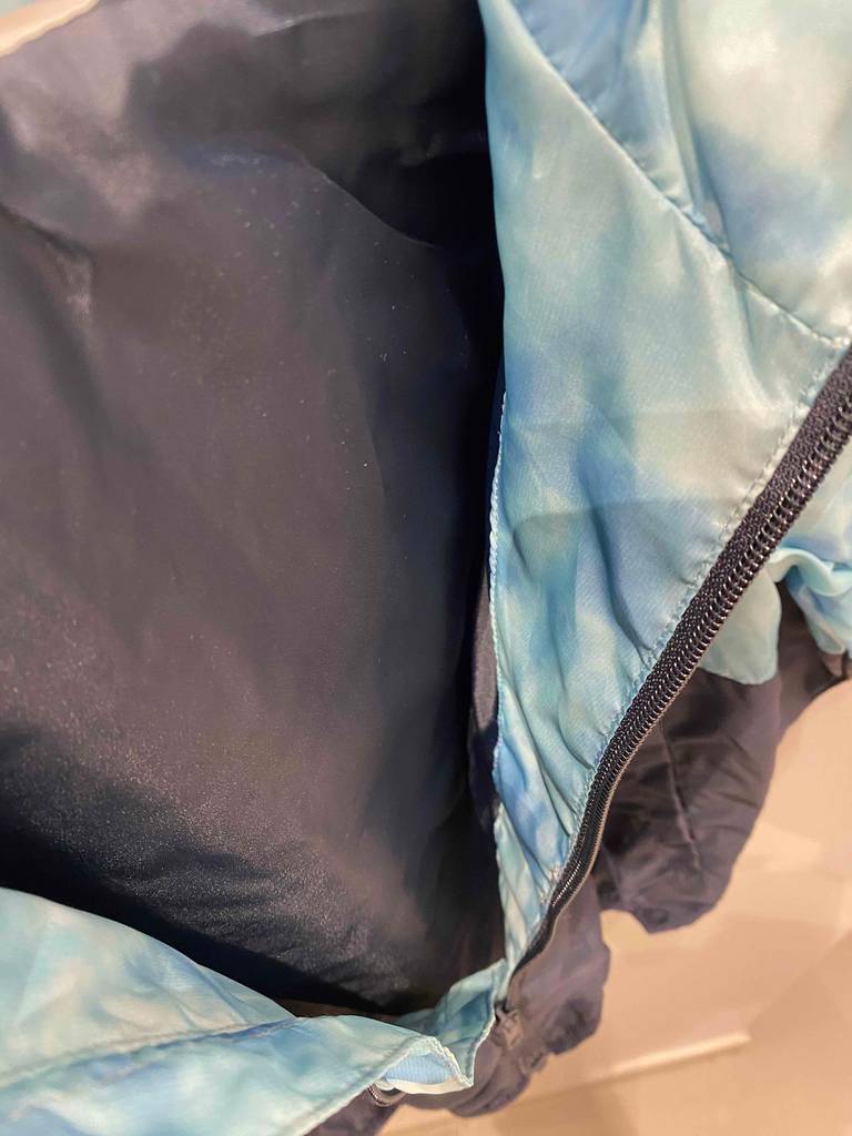 Outdoor-Kinderjacke im Test: Ansicht von oben auf den vorderen Reißverschluss.