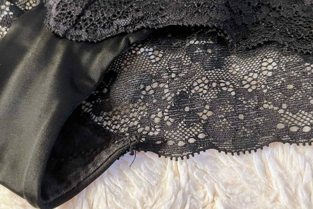 Shapewear für Damen im Test: Material-Detailansicht einer schwarzen Hose.