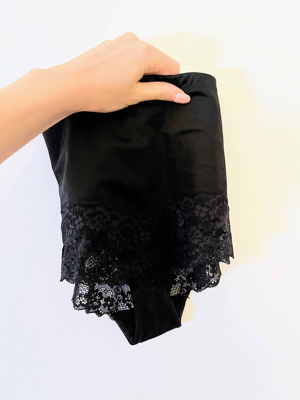 Im Test: Zusammengelegte Shapewear für Damen vor einer weißen Wand.