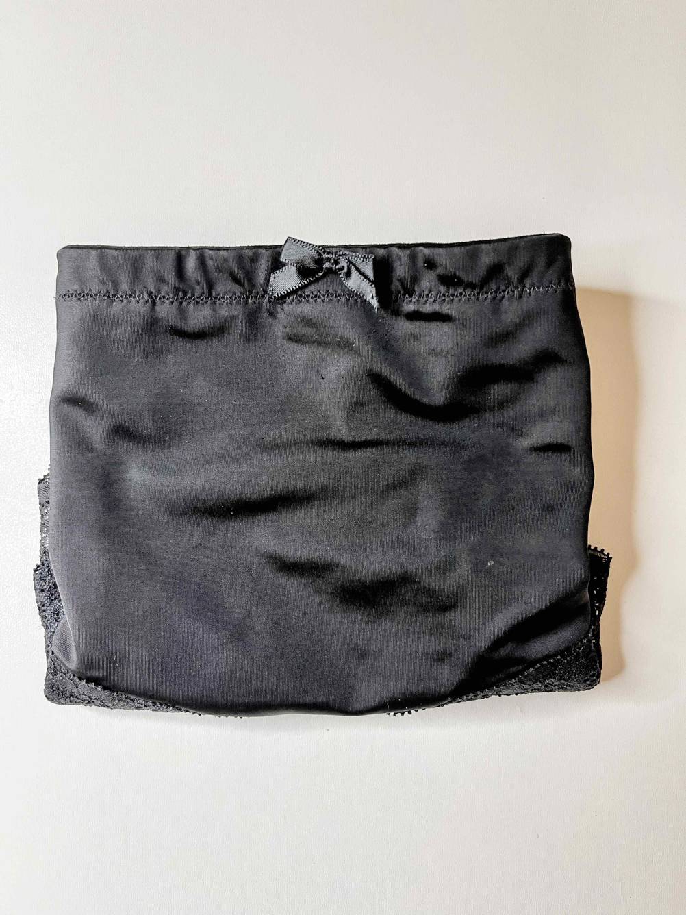 Shapewear-Damen im Test: Auf dem Bund ist eine Schleife angenäht.