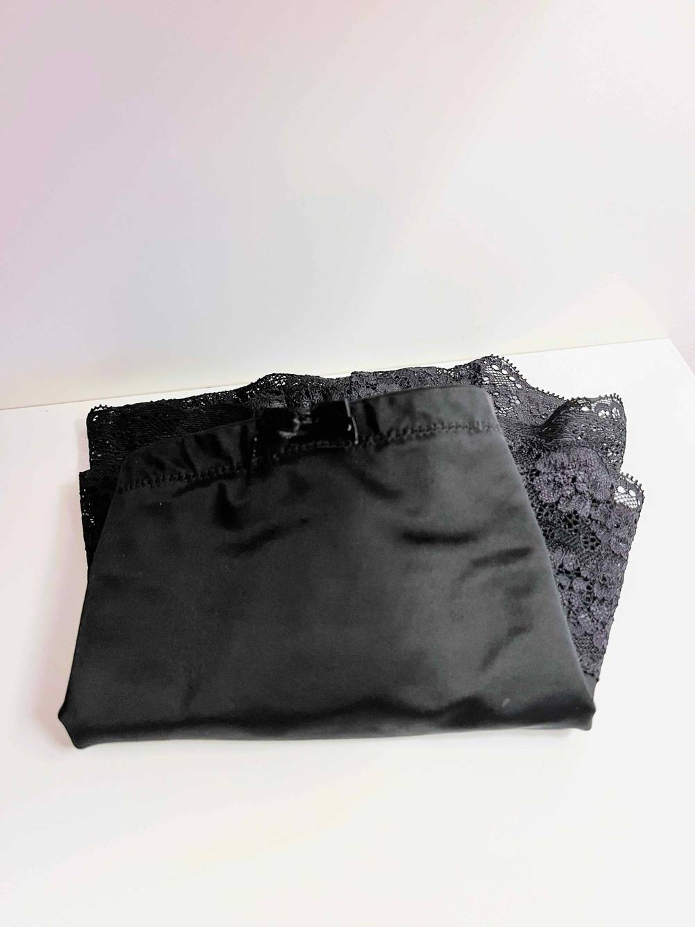 Blick auf den Gummizugbund von zusammengelegter Shapewear für Damen im Test.