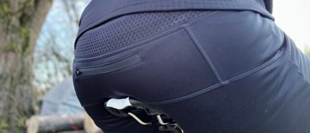 Der HNVNER-Fahrradsattel befindet sich im Einsatz unter einem Radfahrer. Die Sitzposition ist leicht aufrecht.